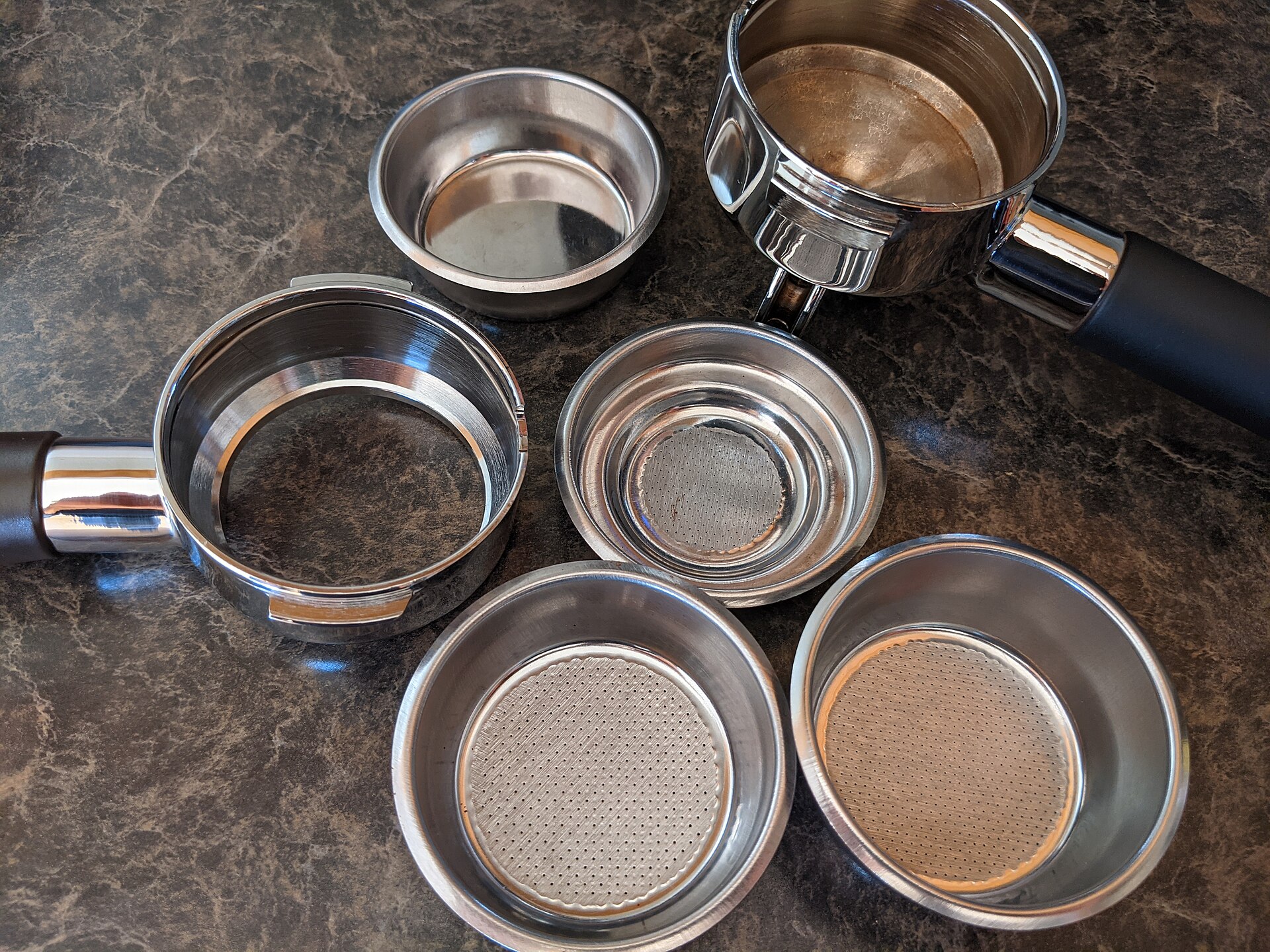 Espresso portafilters with single-wall and dual-wall filter baskets
